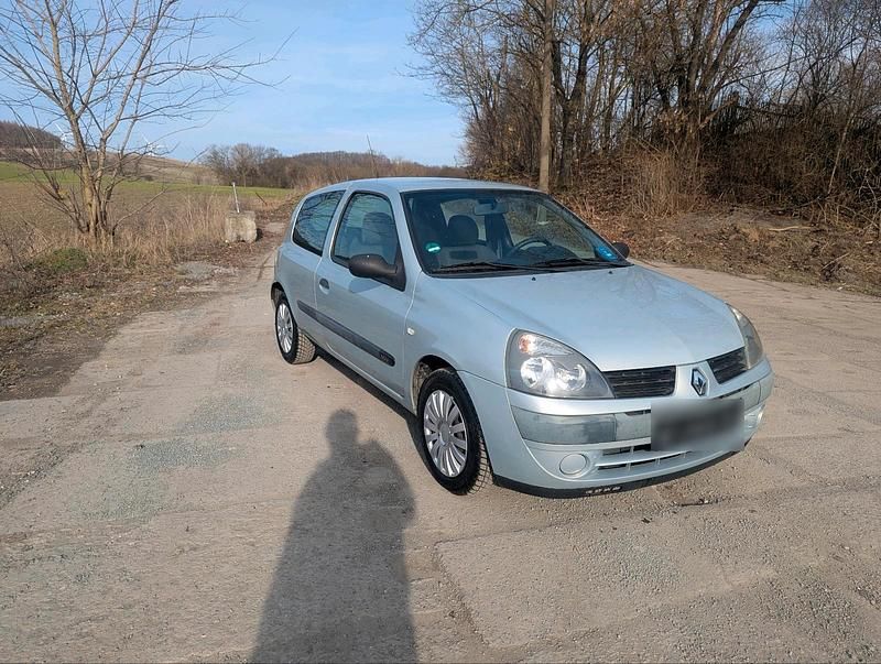Gebraucht Renault Clio II 75 PS (55 kW) 2004 Silber Kleinwagen