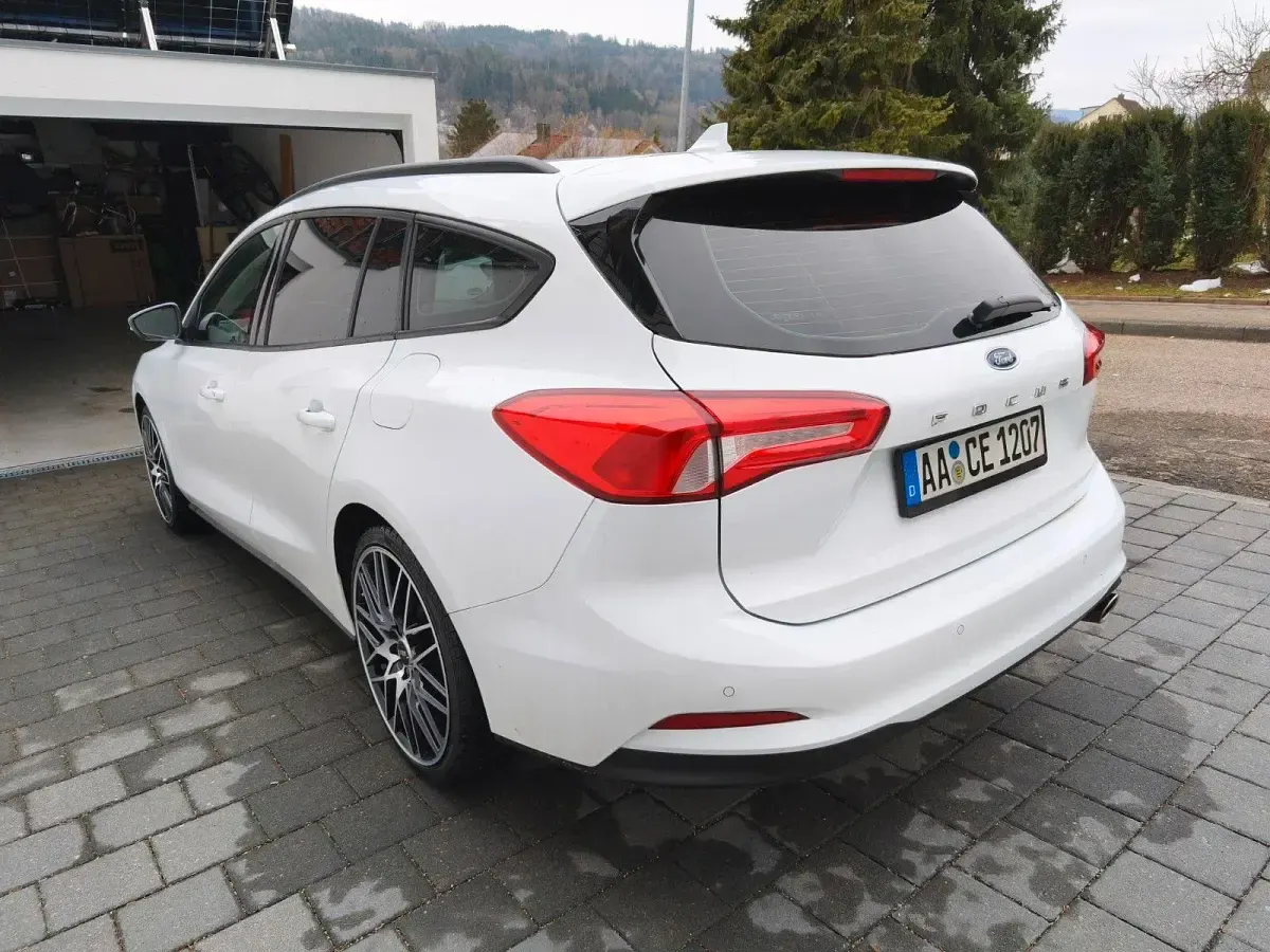 Używany Ford Focus Active 125 KM (91 kW) 2019 Biały Sedan/Limuzyna
