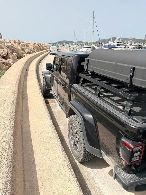 Second-hand Jeep Gladiator 286 CP (210 kW) 2021 Negru Pickup