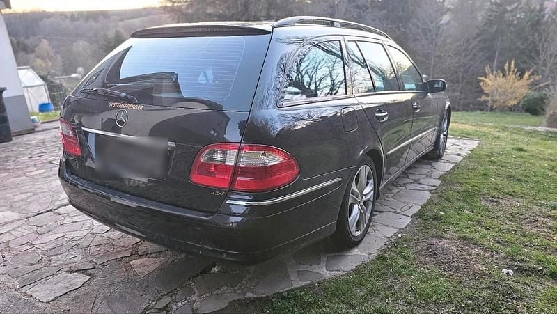 Second-hand Mercedes E320 204 CP (150 kW) 2004 Negru Break