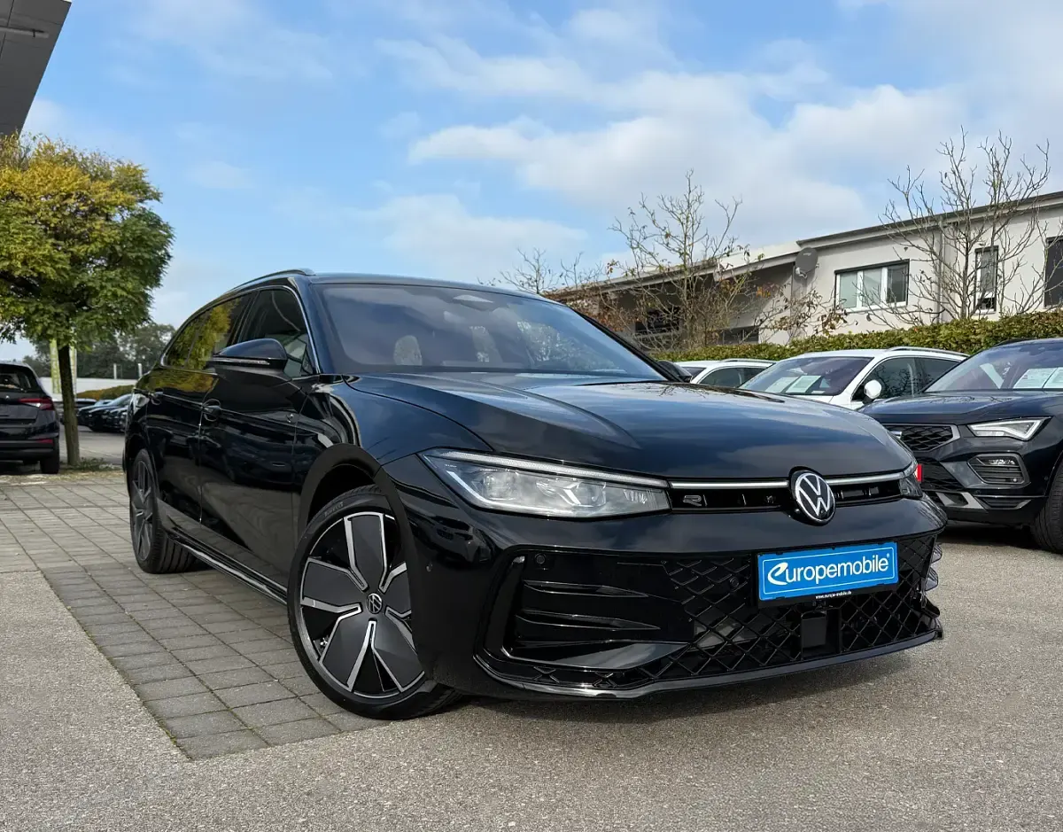 Neu VW Passat R-line 193 PS (141 kW) 2026 Grenadillschwarz metallic Kombi