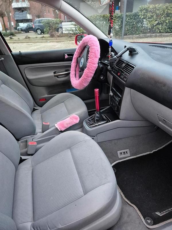 Second-hand VW Bora 75 CP (55 kW) 2002 Roșu Berlinǎ