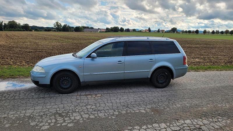 Blau Gebraucht 2001 VW Passat Kombi | 1.700 € (Etwas zu teuer) - Bild 1/4