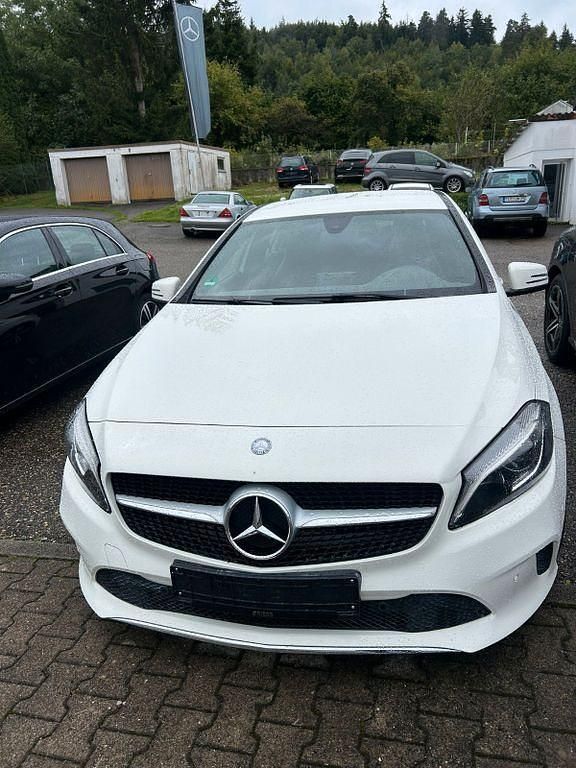 Weiß Gebraucht 2017 Mercedes A200 Limousine | 14.900 € (Fairer Preis) - Bild 1/4