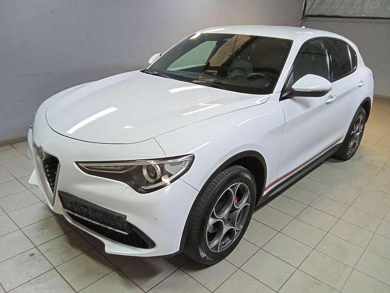 Weiß Gebraucht 2018 Alfa Romeo Stelvio Super SUV | 17.900 € (Teuer) - Bild 1/4