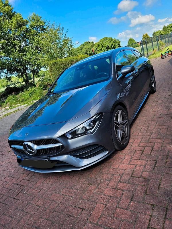 Grau Gebraucht 2019 Mercedes CLA200 Shooting Brake Kombi | 22.000 € (Guter Preis) - Bild 1/4