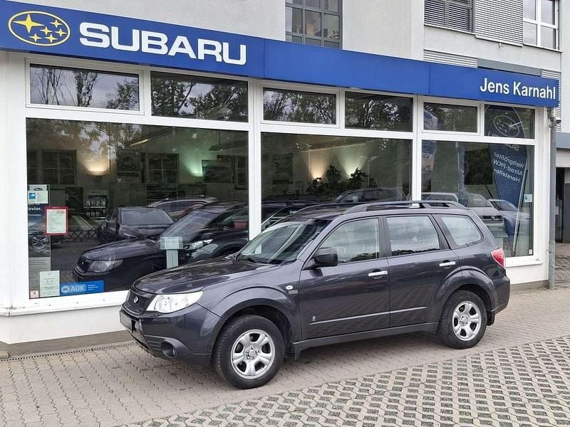 Dark gray (m) Gebraucht 2010 Subaru Forester Comfort SUV | 4.490 € - Bild 1/4