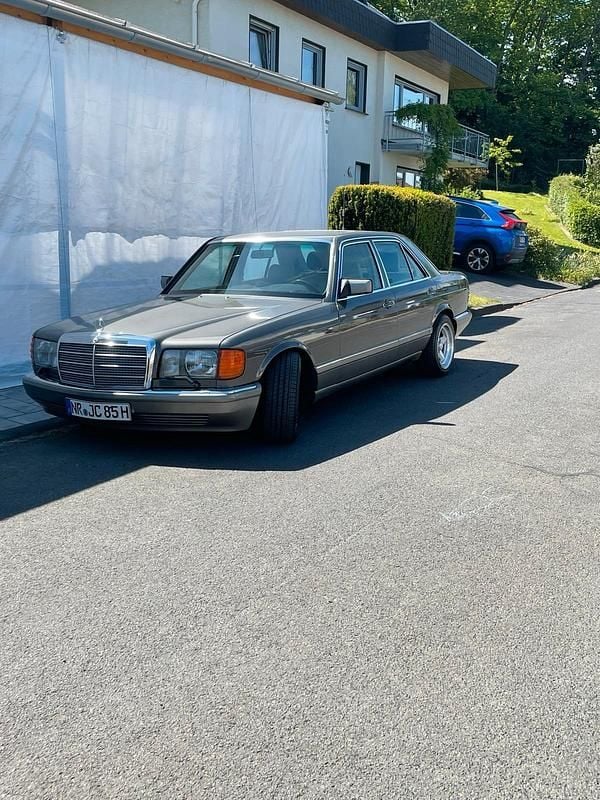 Grau Gebraucht 1985 Mercedes 500 SE Limousine | 17.000 € - Bild 1/4
