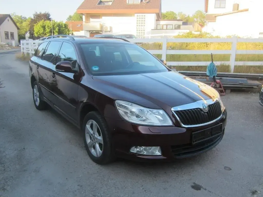 Gebraucht Skoda Octavia Family 152 PS (111 kW) 2012 Rot Limousine