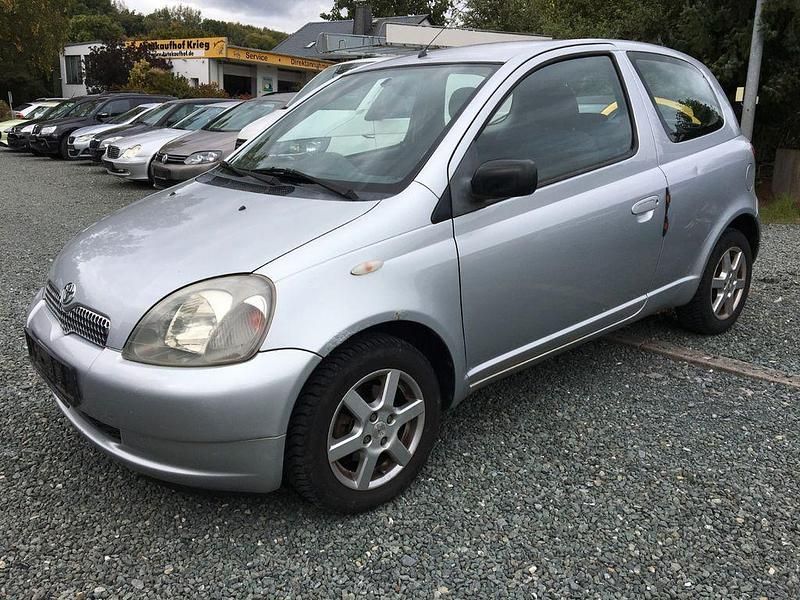 Silber Gebraucht 2002 Toyota Yaris Sol Limousine | 890 € (Superpreis) - Bild 1/4