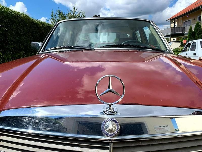 Rot Gebraucht 1982 Mercedes E230 Limousine | 6.650 € - Bild 1/4