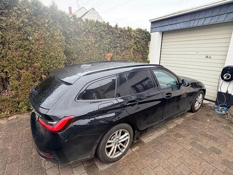 Gebraucht BMW 330e Sport Line 292 PS (214 kW) 2021 Schwarz Kombi