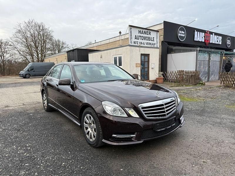 Braun Gebraucht 2013 Mercedes E220 Avantgarde Limousine | 12.899 € (Fairer Preis) - Bild 1/4