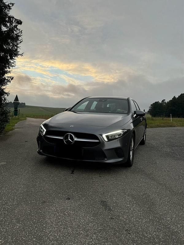 Grau Gebraucht 2018 Mercedes A180 Kleinwagen | 20.000 € (Fairer Preis) - Bild 1/4