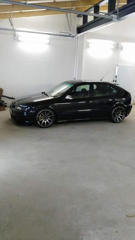 Second-hand Seat Leon CUPRA 204 CP (150 kW) 2003 Negru Hatchback