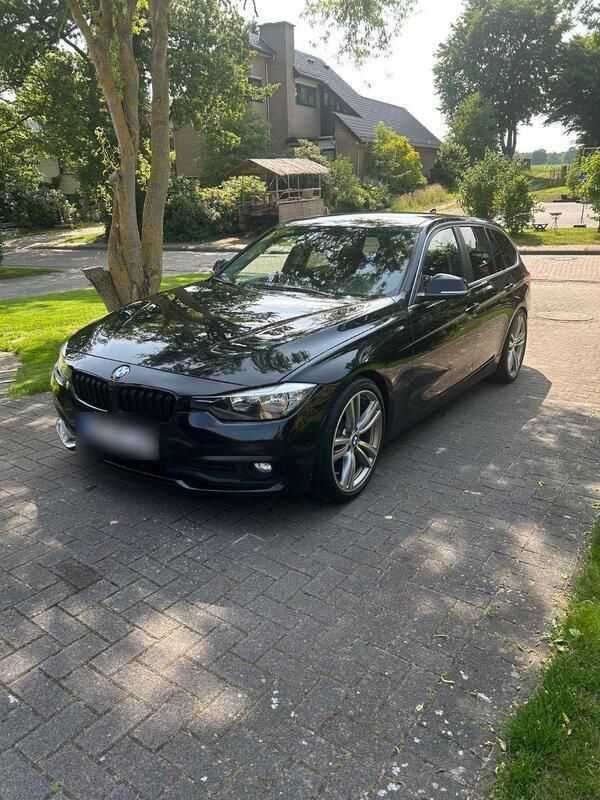 Schwarz Gebraucht 2016 BMW 318 Comfort Edition Kombi | 8.999 € - Bild 1/4
