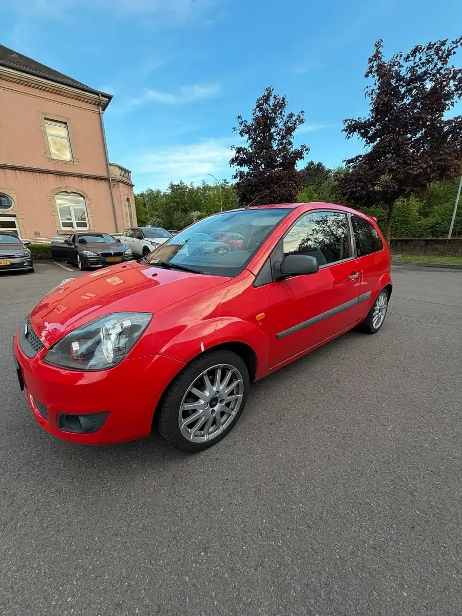 Usata Ford Fiesta 90 CV (66 kW) 2015 Rosso Utilitaria