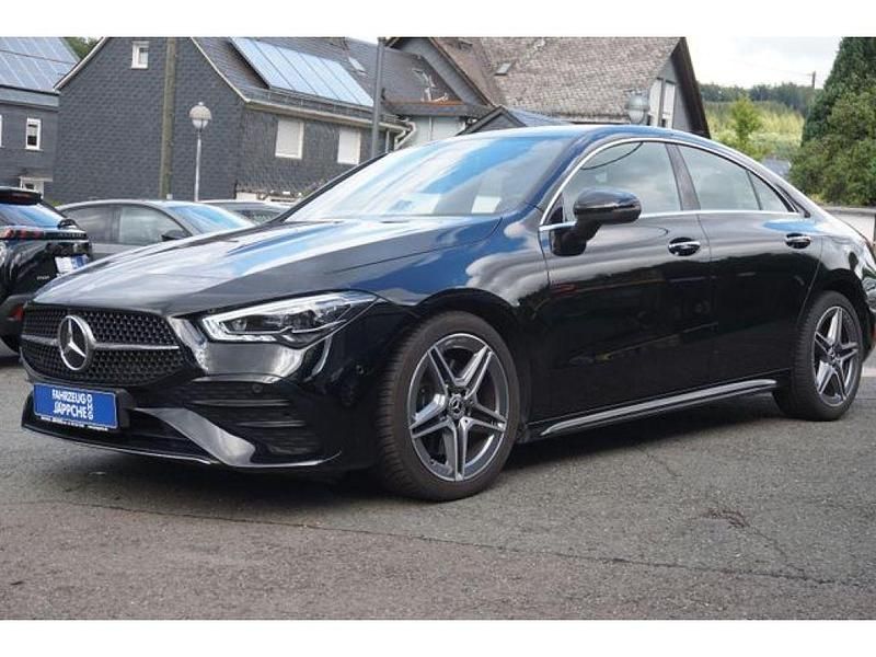 Schwarz (metallic) Gebraucht 2024 Mercedes CLA200 AMG Coupé | 39.100 € (Teuer) - Bild 1/4