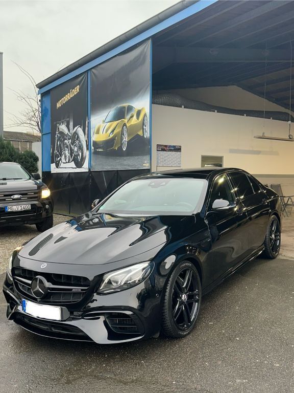 Schwarz Gebraucht 2018 Mercedes E63 AMG AMG Limousine | 46.900 € (Fairer Preis) - Bild 1/4