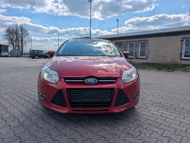 Second-hand Ford Focus 125 CP (91 kW) 2012 Roșu Berlinǎ