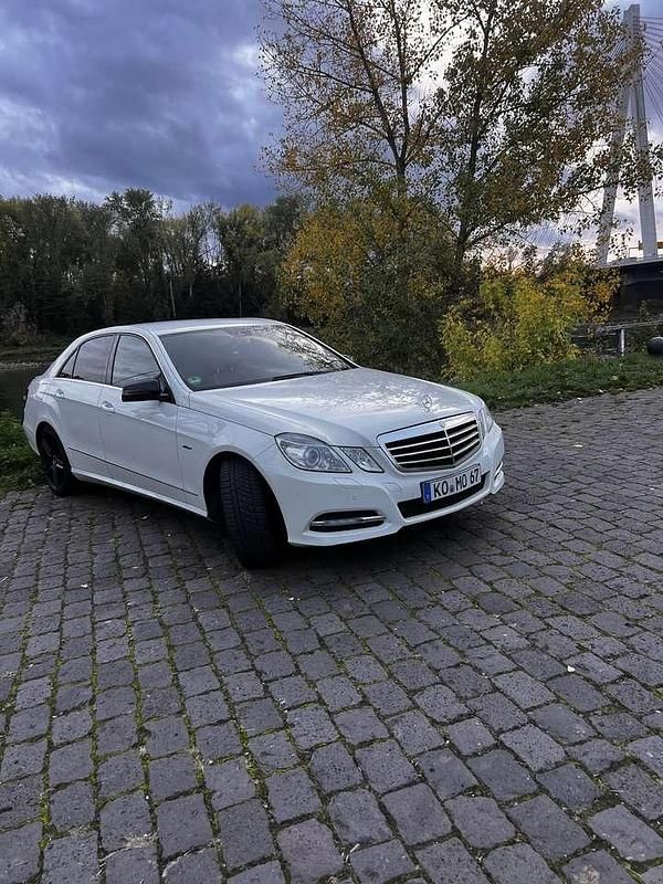 Gebraucht Mercedes E220 Elegance 170 PS (125 kW) 2011 Weiß Limousine