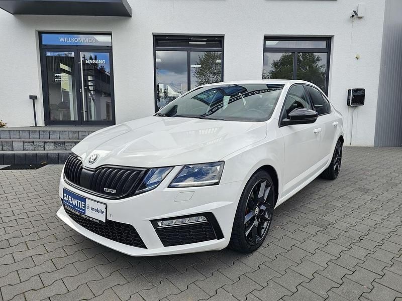 Weiß Gebraucht 2018 Skoda Octavia RS Limousine | 21.490 € (Teuer) - Bild 1/4