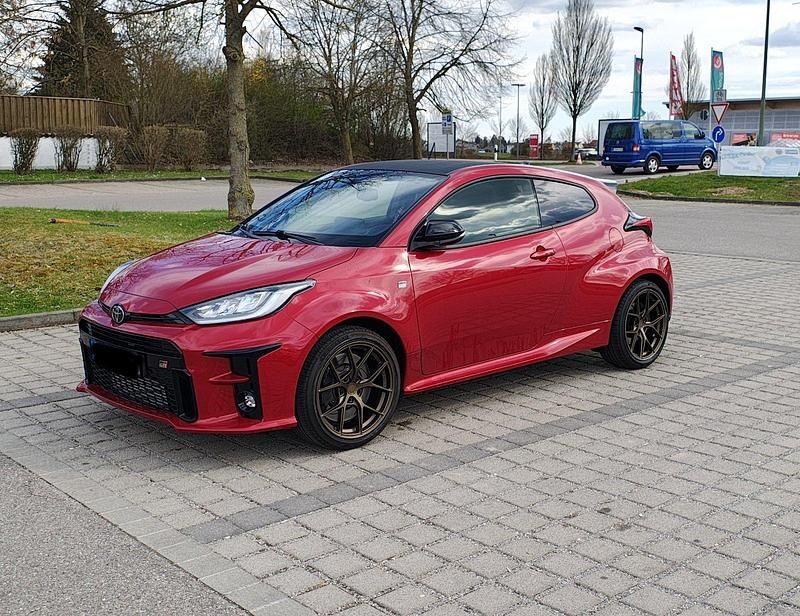 Rot Gebraucht 2024 Toyota Yaris Kleinwagen | 33.500 € (Superpreis) - Bild 1/2
