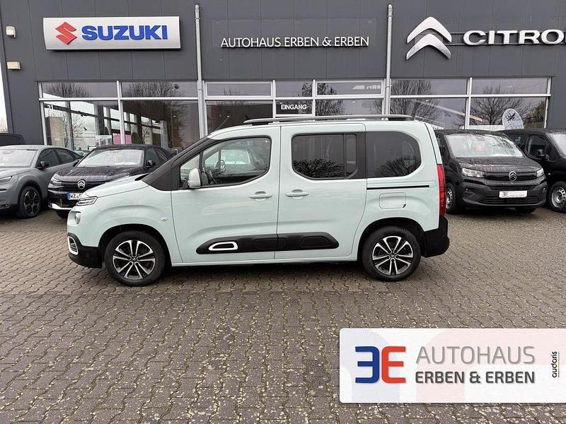 Grün Gebraucht 2018 Citroën Berlingo Feel Van / Kleinbus | 10.990 € (Guter Preis) - Bild 1/4