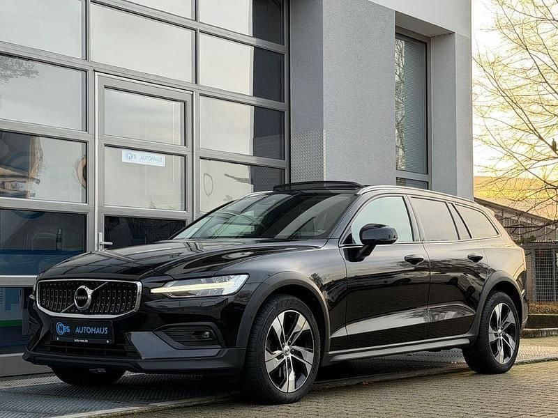 Schwarz Gebraucht 2022 Volvo V60 CC Pro Kombi | 23.890 € (Fairer Preis) - Bild 1/4