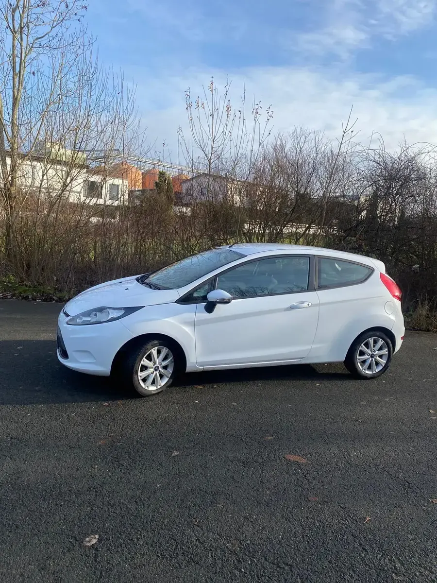 Gebraucht Ford Fiesta 70 PS (51 kW) 2011 Weiß Kleinwagen