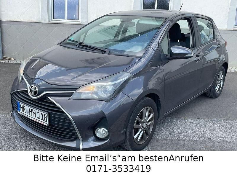 Grau Gebraucht 2015 Toyota Yaris Comfort Limousine | 4.980 € (Guter Preis) - Bild 1/4