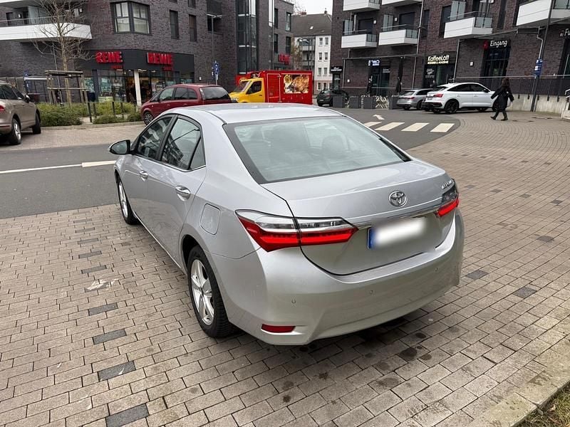 Gebraucht Toyota Corolla Executive 132 PS (97 kW) 2016 Silber Limousine