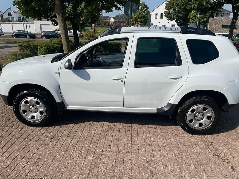 Weiß Gebraucht 2016 Dacia Duster Prestige SUV | 3.999 € - Bild 1/4