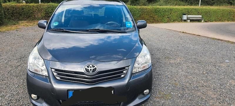 Gebraucht Toyota Verso 126 PS (92 kW) 2011 Braun Van / Kleinbus