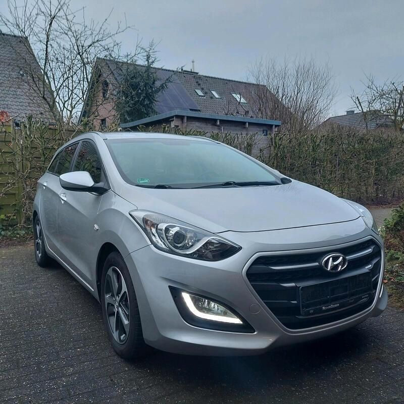 Silber Gebraucht 2016 Hyundai i30 Kombi | 11.200 € (Fairer Preis) - Bild 1/4