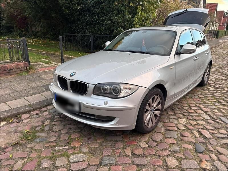 Silber Gebraucht 2010 BMW 116 Kleinwagen | 3.300 € (Guter Preis) - Bild 1/4