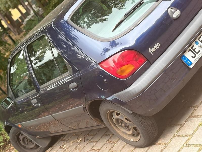 Blau Gebraucht 2000 Ford Fiesta Kleinwagen | 370 € - Bild 1/1