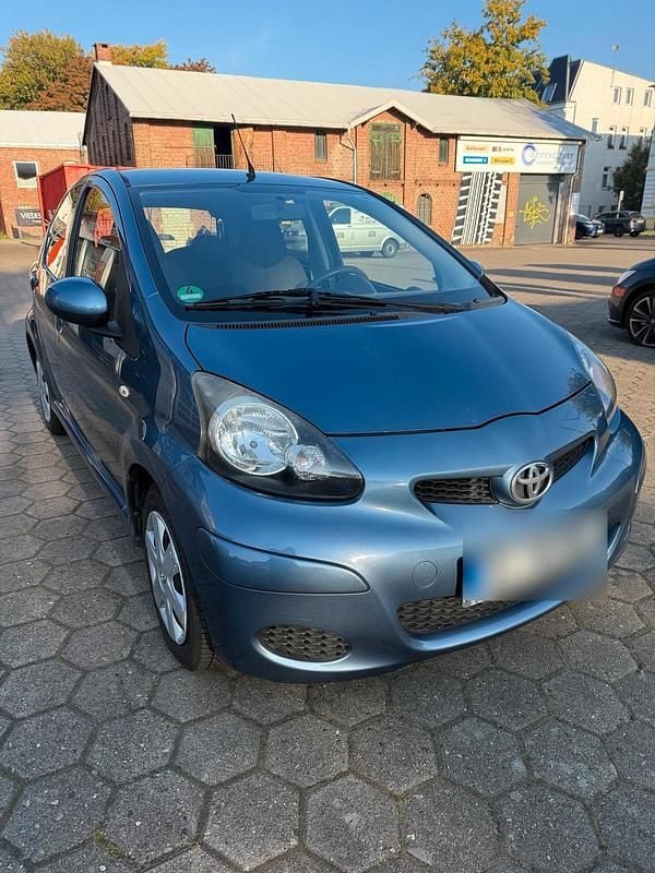 Blau Gebraucht 2009 Toyota Aygo Kleinwagen | 3.450 € (Fairer Preis) - Bild 1/4