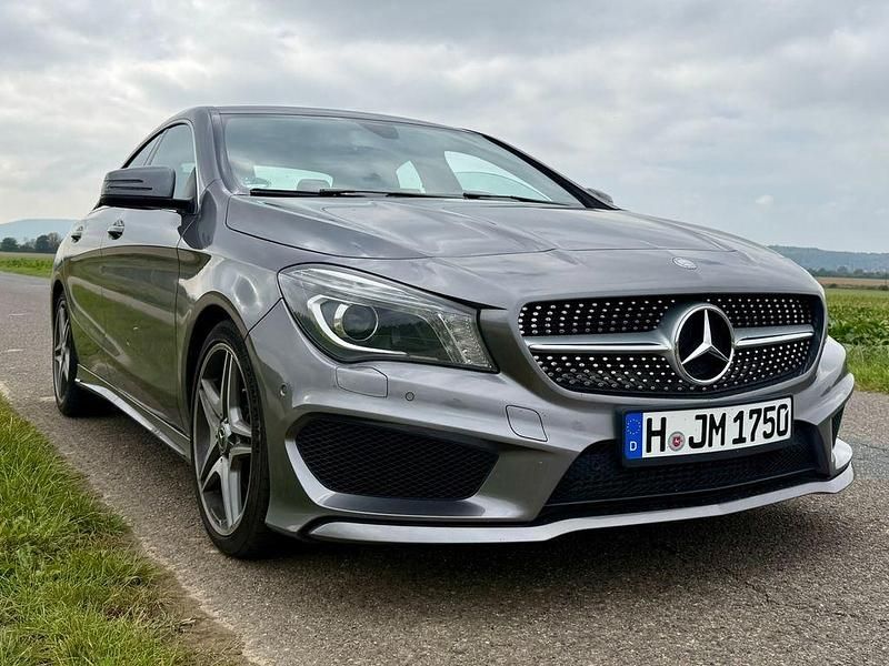 Grau Gebraucht 2016 Mercedes CLA180 AMG line Limousine | 15.799 € (Fairer Preis) - Bild 1/4