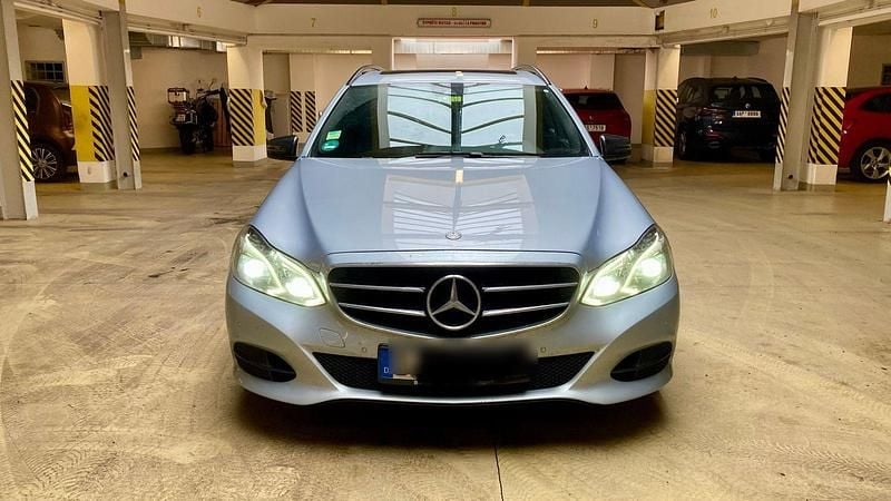 Grau Gebraucht 2016 Mercedes E220 Kombi | 13.500 € (Guter Preis) - Bild 1/4