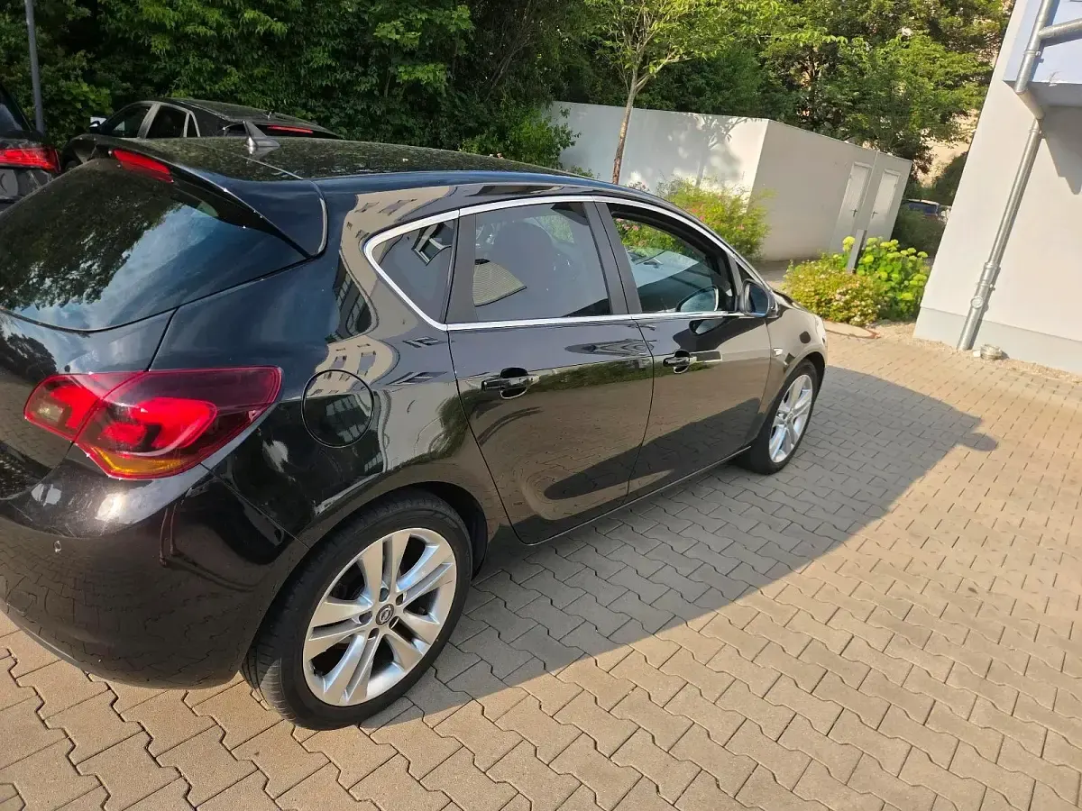 Gebraucht Opel Astra 179 PS (131 kW) 2010 Schwarz Limousine