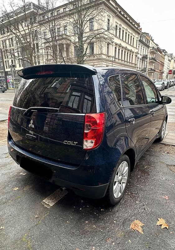 Gebraucht Mitsubishi Colt 95 PS (69 kW) 2012 Blau Kleinwagen
