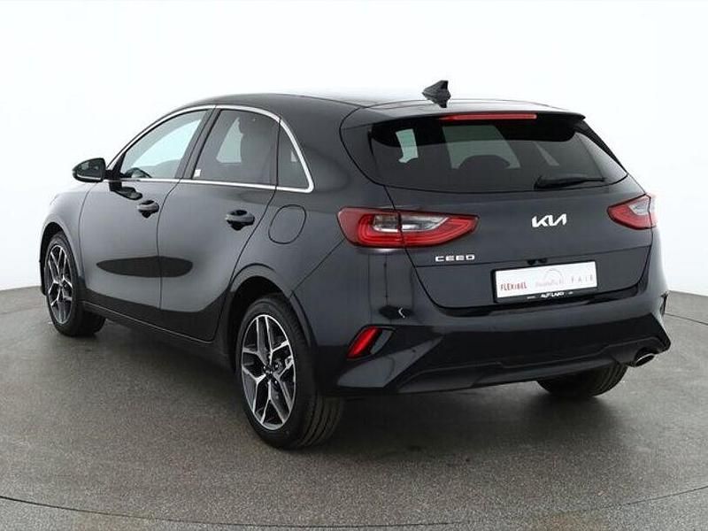 Neu Kia Ceed 140 PS (102 kW) 2025 Silber Kleinwagen