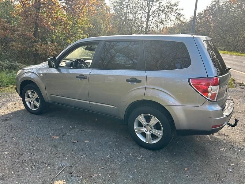 Silber Gebraucht 2010 Subaru Forester SUV | 3.500 € (Fairer Preis) - Bild 1/4