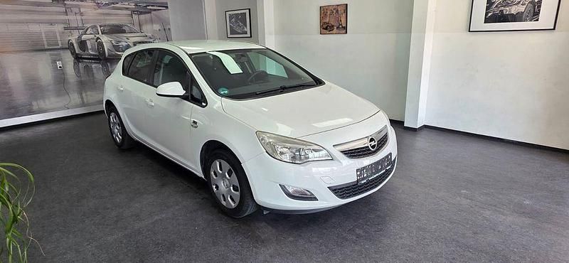 Gebraucht Opel Astra Design Edition 101 PS (74 kW) 2012 Weiß Limousine