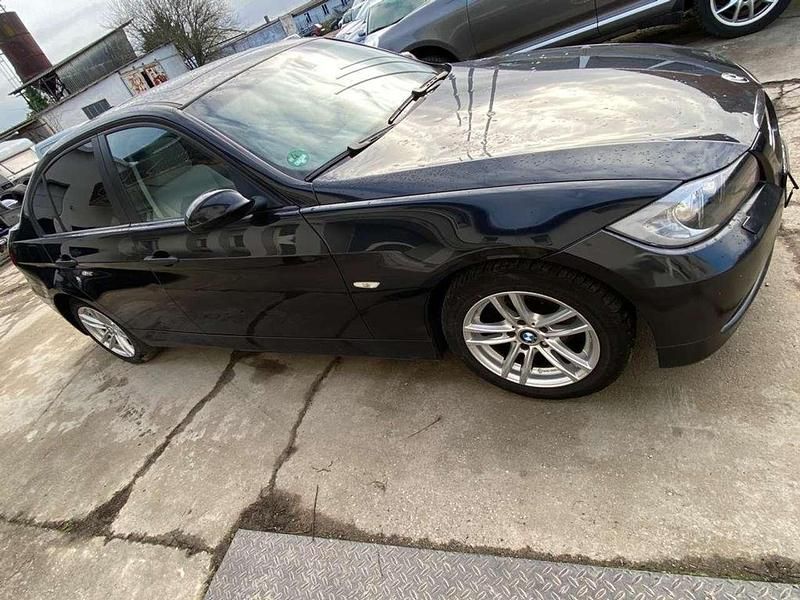 Gebraucht BMW 320 150 PS (110 kW) 2005 Black sapphire metallic Limousine