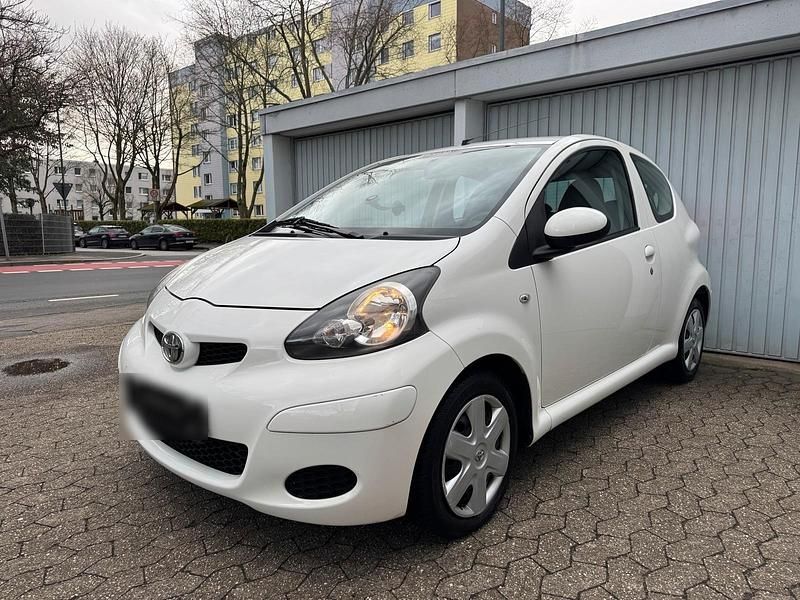 Gebraucht Toyota Aygo 68 PS (50 kW) 2011 Weiß Kleinwagen