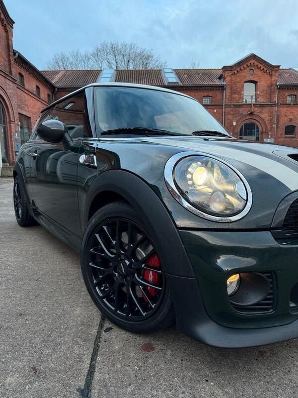 Grün Gebraucht 2009 Mini John Cooper Works Kleinwagen | 21.900 € - Bild 1/4