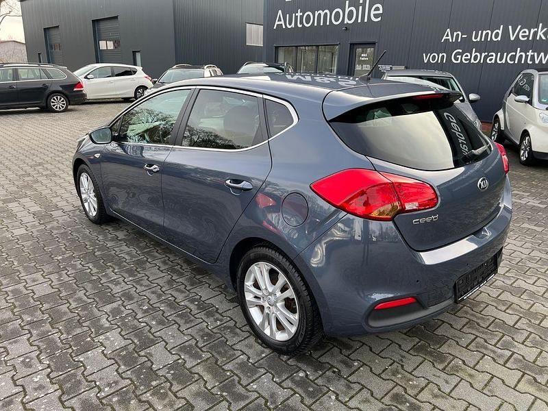 Gebraucht Kia Ceed DREAM-TEAM Edition 99 PS (72 kW) 2014 Blau Kleinwagen
