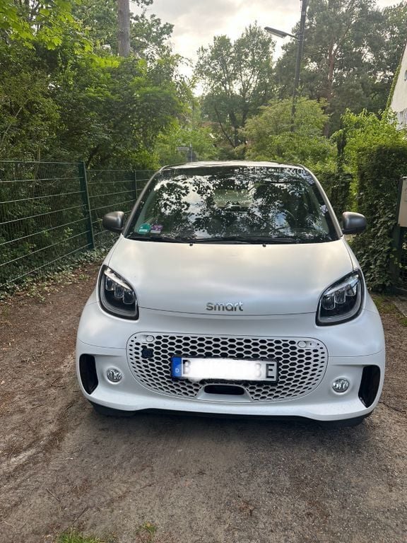 Weiß Gebraucht 2022 Smart ForTwo Electric Drive Passion Coupé | 10.900 € (Guter Preis) - Bild 1/4